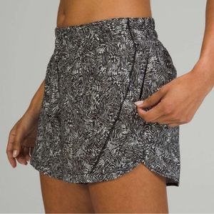 Lululemon Track that mid-rise short 5" size
6 UNLINED
